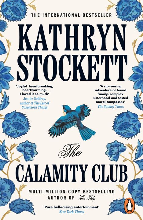 Buchtitel: "The Calamity Club" von Kathryn Stockett. Umschlag mit blauen Blumen und einem fliegenden Vogel.