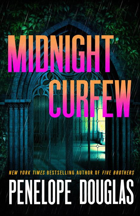 „MIDNIGHT CURFEW“ oben, „PENELOPE DOUGLAS“ unten vor einem gotischen Torbogen, umgeben von Pflanzen.