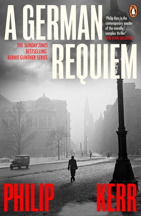 Der Text lautet: "A German Requiem", "Philip Kerr", "The Sunday Times Bestselling Bernie Gunther Series", "New York Observer". Ein Mann mit Hut geht auf einer verschneiten Straße, umgeben von alten Gebäuden und Laternen.