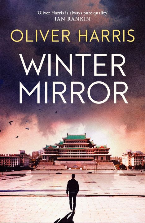 „Oliver Harris: Winter Mirror“. Oben ein Zitat von Ian Rankin. Ein Mann geht auf ein großes asiatisches Gebäude zu.