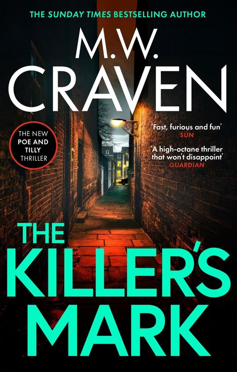 „THE KILLER'S MARK“ von M.W. Craven, Thriller. Enger, dunkler Gassenweg, gelblich beleuchtet.
