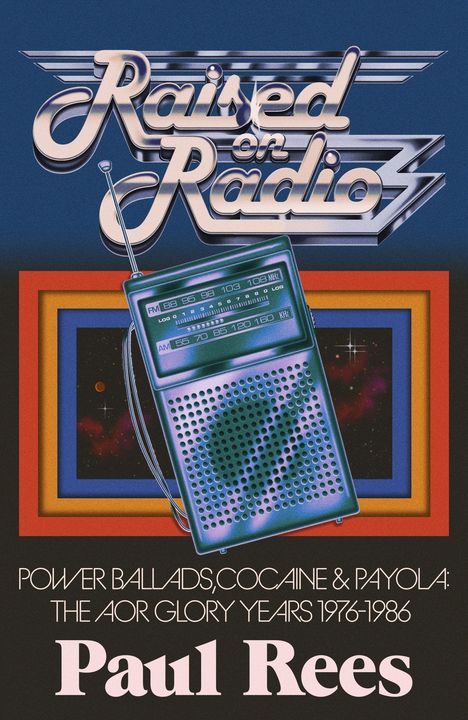 „Raised on Radio“ in stilisierter Schrift, darunter „Power Ballads, Cocaine & Payola: The AOR Glory Years 1976-1986“. Ein Radio.