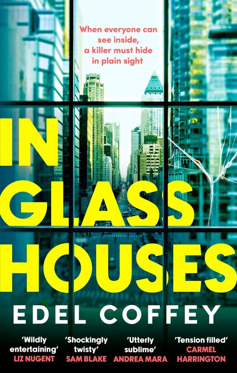 "When everyone can see inside, a killer must hide in plain sight." Gelber Text "IN GLASS HOUSES". Skyline vor Glas.
