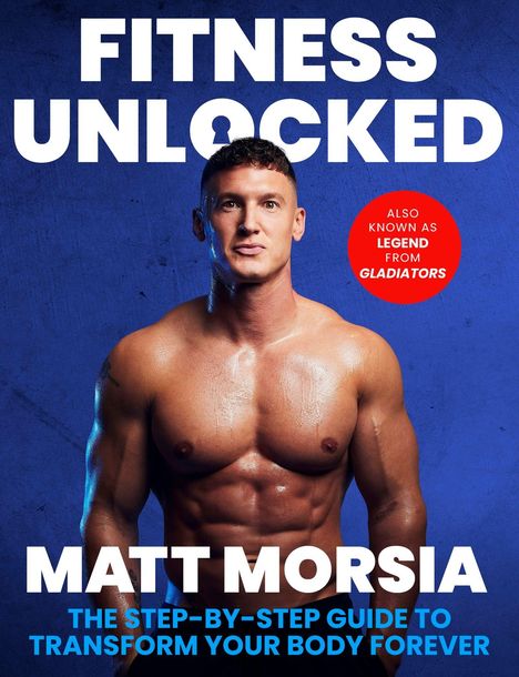 „FITNESS UNLOCKED“, „MATT MORSIA“, „THE STEP-BY-STEP GUIDE TO TRANSFORM YOUR BODY FOREVER“. Muskelbepackter Mann auf blauem Hintergrund.