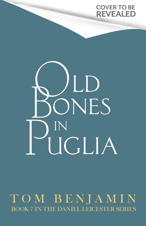 Ein blaues Cover mit weißer Schrift: "Old Bones in Puglia". Oben steht "Cover to be revealed". Unten: "Tom Benjamin".