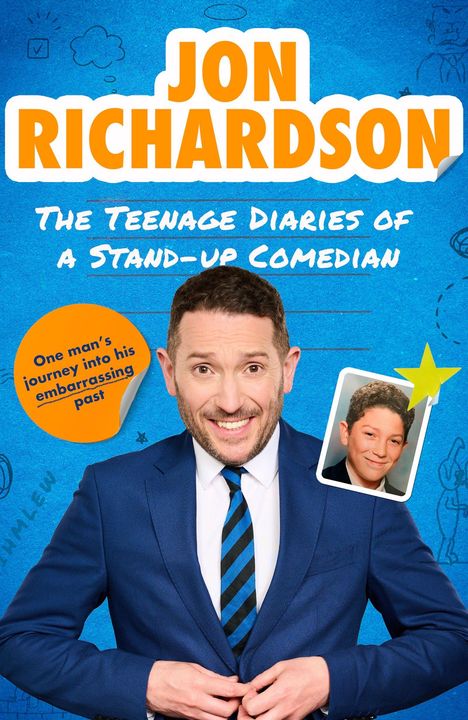 Titel: JON RICHARDSON. Untertitel: The Teenage Diaries of a Stand-up Comedian. Ein lächelnder Mann im Anzug mit Kinderfoto.