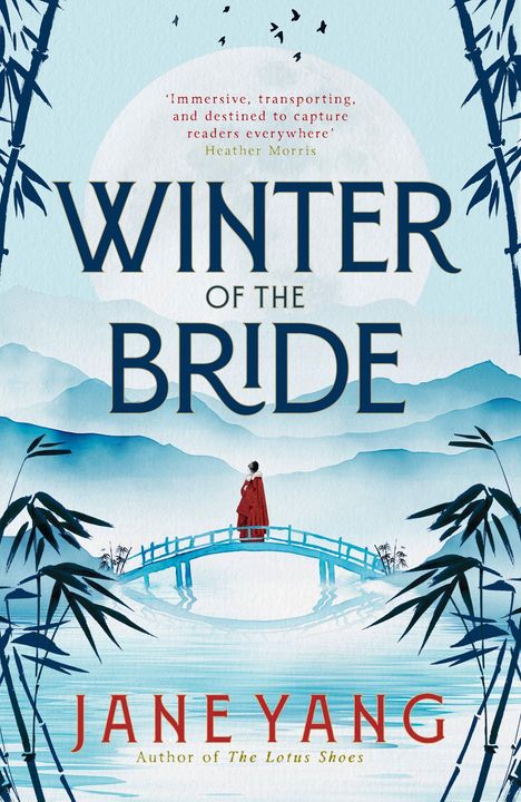 „Winter of the Bride“, Janey Yang. Illustration: Frau in Rot auf Brücke, Bambus, Berge, Vögel vor Mond.
