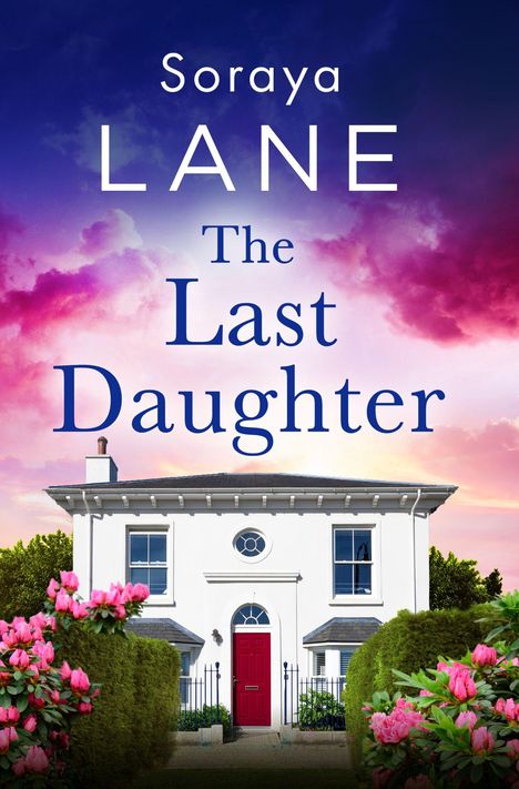 „Soraya Lane: The Last Daughter.“ Ein weißes Haus mit einer roten Tür, umgeben von blühenden Sträuchern, vor farbigem Himmel.