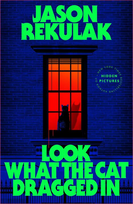 Große grüne Buchstaben: "JASON REKULAK", "LOOK WHAT THE CAT DRAGGED IN". Illustration: Katze im Fenster mit rotem Licht.
