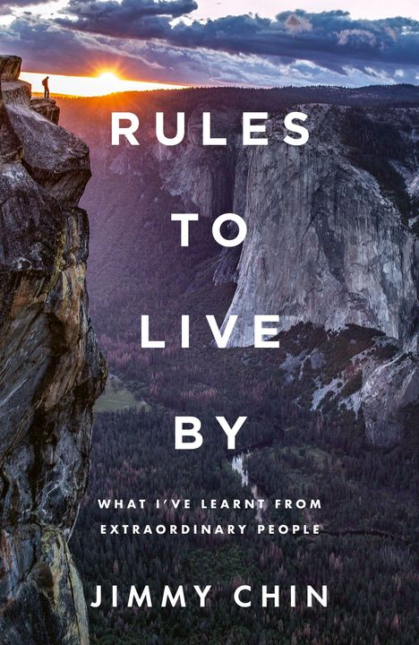 "RULES TO LIVE BY" steht in weiß auf einem Bergpanorama bei Sonnenuntergang, mit einer Person am Rand der Klippe.