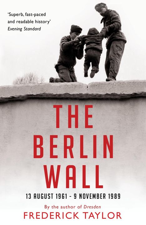 „Superb, fast-paced and readable history“ Evening Standard. THE BERLIN WALL. Zwei Soldaten helfen einem Kind über eine Mauer.
