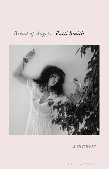 "Bread of Angels, Patti Smith, a memoir." Eine Frau in weißem Kleid lehnt mit geschlossenen Augen an der Wand.