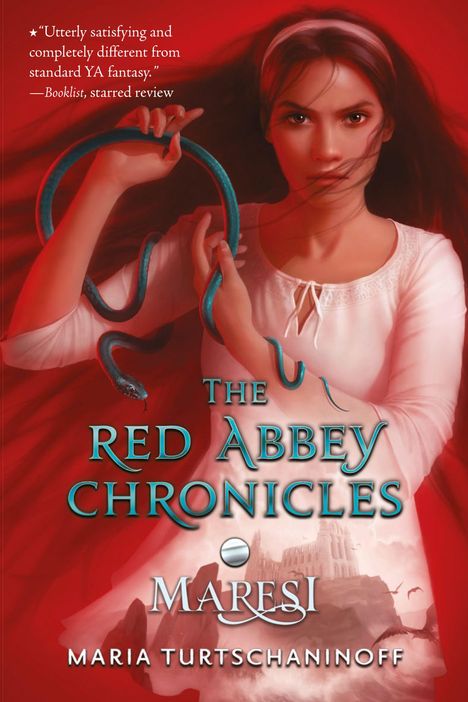Zitat: „Utterly satisfying and completely different from standard YA fantasy.” Titel: „The Red Abbey Chronicles: Maresi”. Illustration: Mädchen mit Schlange und rotem Hintergrund.