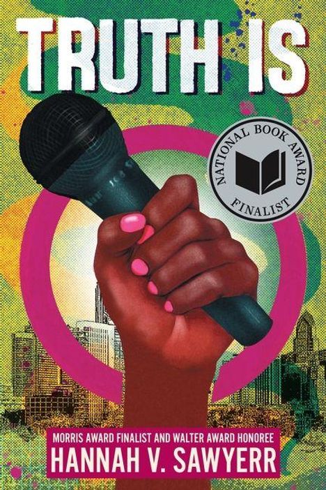 „TRUTH IS“, „NATIONAL BOOK AWARD FINALIST“. Eine Hand hält ein Mikrofon vor einem bunten, urbanen Hintergrund.