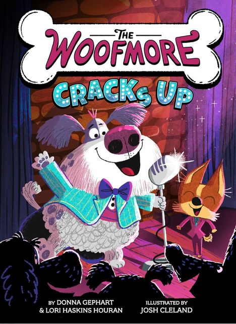 „The Woofmore Cracks Up“, ein lächelnder Hund in Anzug mit Mikrofon, steht vor Publikum; daneben ein schlanker Fuchs.
