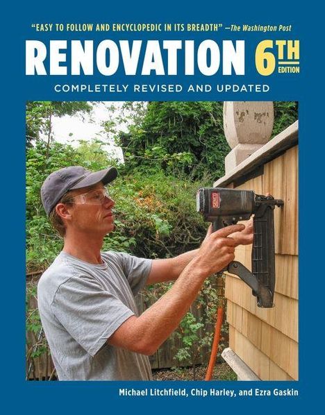 "RENOVATION 6TH EDITION, COMPLETELY REVISED AND UPDATED." Ein Mann arbeitet mit einem Nagelgerät an Holzschindeln.