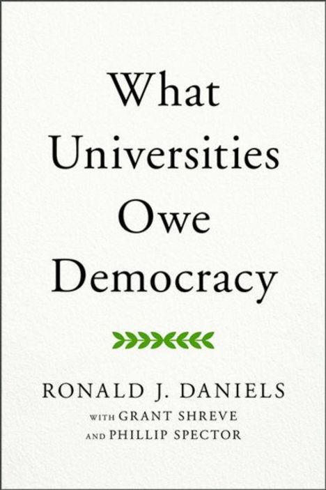 "What Universities Owe Democracy" von Ronald J. Daniels, mit Grant Shreve und Phillip Spector. Grünes Blattmotiv unten.