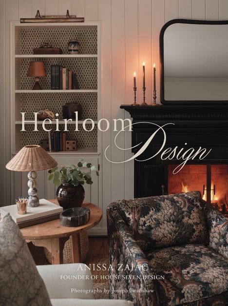 „Heirloom Design“; Anissa Zajac, Gründerin von House Seven Design. Gemütliches Wohnzimmer mit Kamin und Sessel.