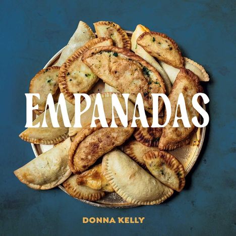 "EMPANADAS" ist in großen Buchstaben zu sehen, darunter "DONNA KELLY". Ein Teller voller gebackener Teigtaschen.