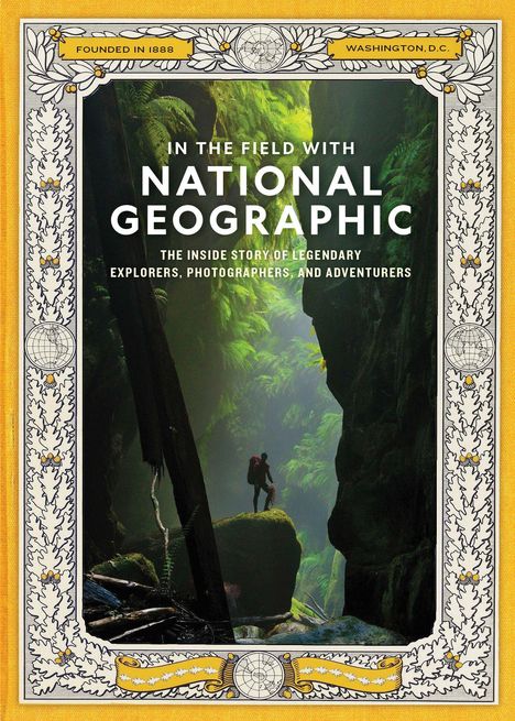 „In the Field with National Geographic.“ Entdecker in einer grünen Schlucht. Dekorativer Rand mit Karten-Elementen.