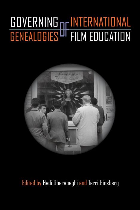 Text: "GOVERNING GENEALOGIES OF INTERNATIONAL FILM EDUCATION". Schwarz-Weiß-Foto: Personen betrachten Schaufenster.