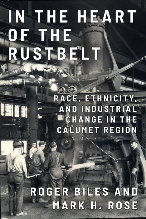Buchtitel: "IN THE HEART OF THE RUSTBELT". Arbeiter in einer industriellen Fabrik, Maschinen und Rohre im Hintergrund.