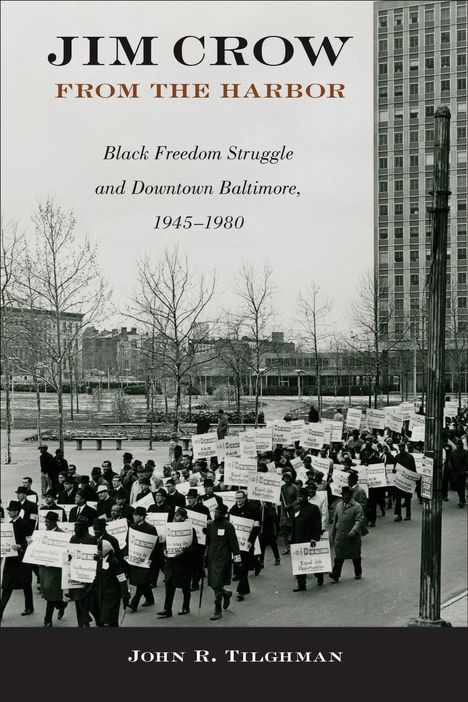 Text: "Jim Crow From The Harbor: Black Freedom Struggle and Downtown Baltimore, 1945–1980" von John R. Tilghman.  

Eine historische Fotografie zeigt einen Protestmarsch mit Menschen, die Schilder tragen. Im Hintergrund sind Bäume und ein Gebäude.