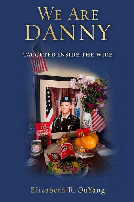 "We Are Danny: Targeted Inside the Wire" von Elizabeth R. OuYang. Ein Foto eines Soldaten mit Opferaltar und Blumen.