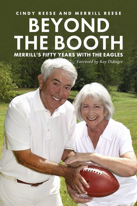 „BEYOND THE BOOTH. Merrill's Fifty Years with the Eagles.” Ein älteres Paar in weißen Polohemden mit Football.