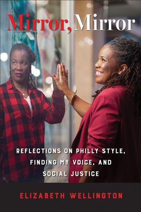 "Mirror, Mirror" in Rot darüber, "Reflections on Philly Style, Finding My Voice, and Social Justice" darunter. Elizabeth Wellington lächelt vor einem Spiegel.