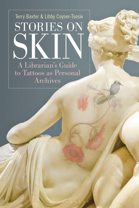 Text: "Terry Baxter & Libby Coyner-Tsoisie, STORIES ON SKIN, A Librarian’s Guide to Tattoos as Personal Archives."  
Eine Statue mit Tattoos.