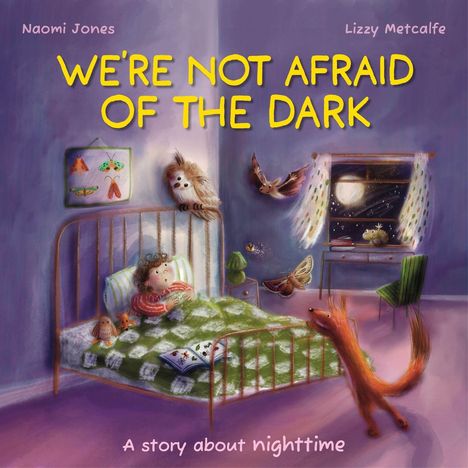 "We're Not Afraid of the Dark" in Gelb, Kind im Bett mit Tieren, Vollmond durch Fenster, gemütliches Kinderzimmer.