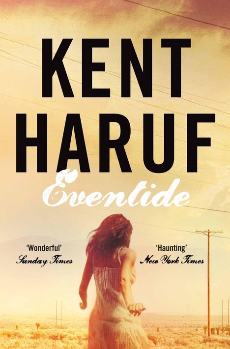 „KENT HARUF Eventide“. Darunter Zitate: „Wonderful“ – Sunday Times, „Haunting“ – New York Times. Frau im Kleid vor Wüstenhintergrund.