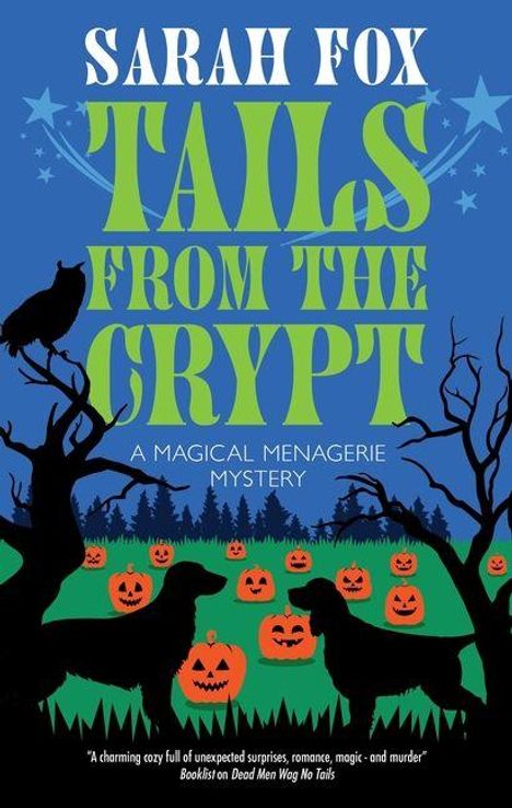 „TAILS FROM THE CRYPT: A MAGICAL MENAGERIE MYSTERY“. Silhouette von Hunden und Kürbissen vor einem nächtlichen Wald.