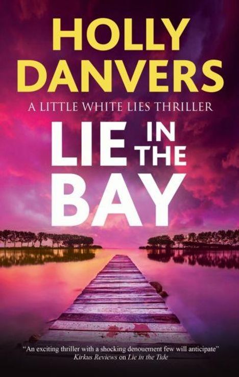 Text: "Holly Danvers, A Little White Lies Thriller, Lie in the Bay." Ein Holzsteg führt über einen See bei Sonnenuntergang.