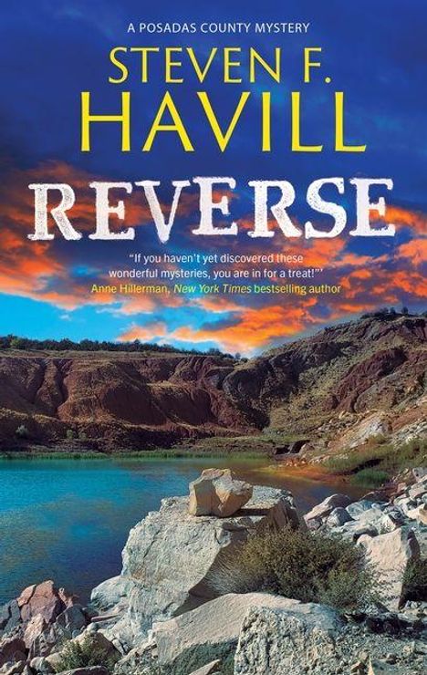 "Reverse" von Steven F. Havill, ein Posadas County Mystery, mit Zitat von Anne Hillerman. Szene mit See und Felsen unter farbigem Himmel.