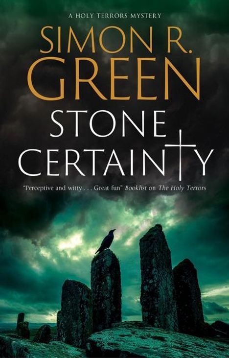 „A Holy Terrors Mystery“, „Simon R. Green“, „Stone Certainty“. Eine Krähe sitzt auf aufrechten, alten Steinen unter dramatischem Himmel.