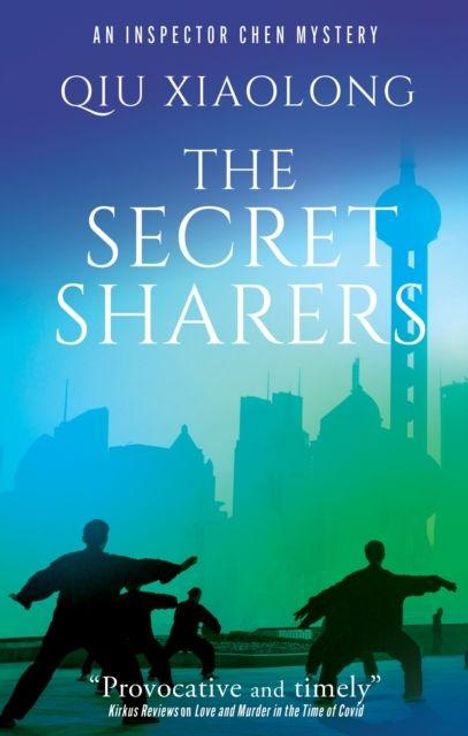 "AN INSPECTOR CHEN MYSTERY, QIU XIAOLONG, THE SECRET SHARERS"; Schatten von Menschen und Skyline in Blau- und Grüntönen.