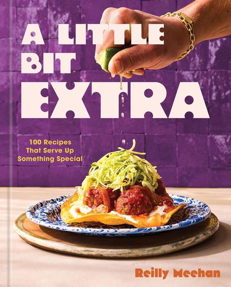 Texte: "A LITTLE BIT EXTRA", "100 Recipes That Serve Up Something Special", "Reilly Meehan". Eine Hand presst Limette über Essen.