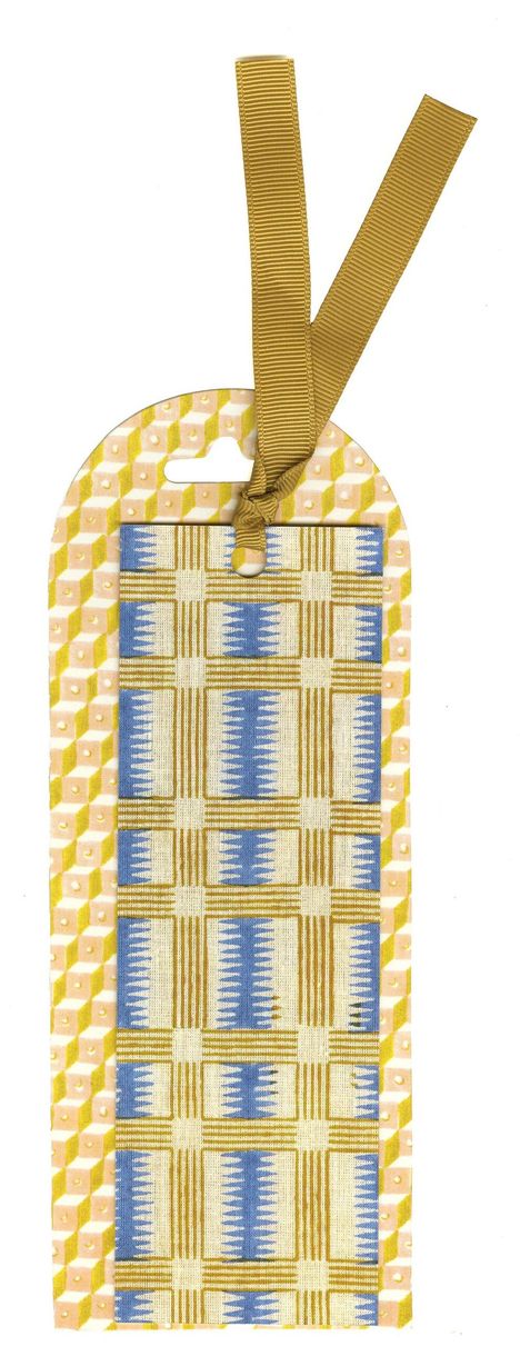 Rechteckiges Lesezeichen mit geometrischem Muster in Blau, Gold, Weiß und Gelb, mit gelbem Band oben.