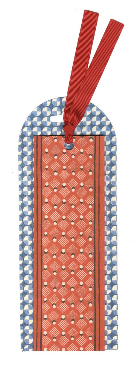 Ein dekoratives Lesezeichen, farbenfroh mit roten und blauen geometrischen Mustern und einem roten Band.