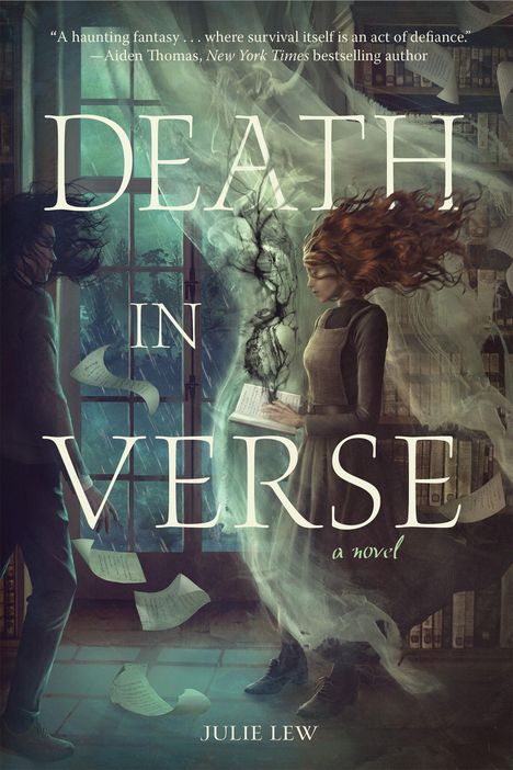 „DEATH IN VERSE“ steht groß. Zwei Figuren in einem mystischen Raum, eine mit wehendem Haar und Notizbuch, schwebende Blätter.