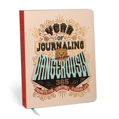 „YEAR OF JOURNALING DANGEROUSLY“ und „365 PROMPTS FOR WRITING A DARING LIFE“, verschnörkelt mit einem Löwenmotiv.