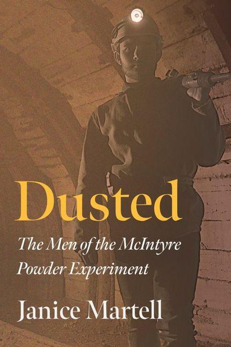 "Dusted: The Men of the McIntyre Powder Experiment" von Janice Martell. Ein Bergmann mit Stirnlampe steht in einem Tunnel.