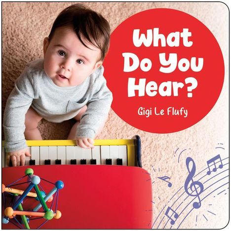 "What Do You Hear?" und "Gigi Le Flufy" in einem roten Kreis. Ein Baby spielt auf einem kleinen Spielzeugklavier.