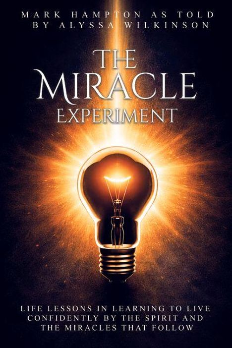 Text: "The Miracle Experiment", "Mark Hampton as told by Alyssa Wilkinson", "Life lessons in learning to live confidently...". Glühbirne leuchtet.