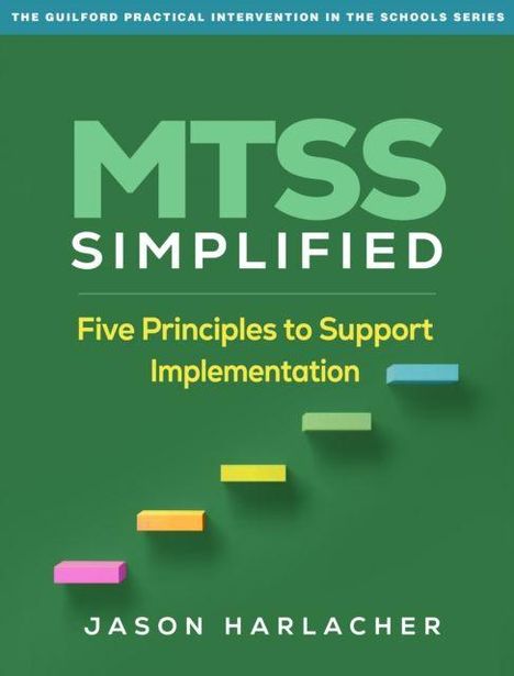 „MTSS SIMPLIFIED: Five Principles to Support Implementation.“ Bunte Rechtecke als Treppenstufen auf grünem Hintergrund.