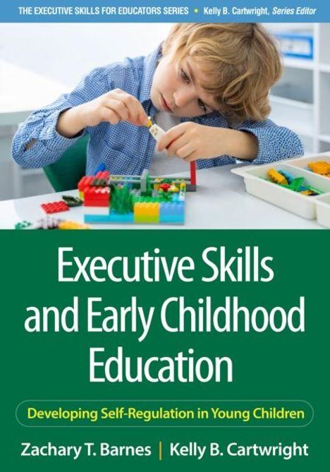 "Executive Skills and Early Childhood Education" steht in weißem Text auf grünem Hintergrund. Ein Kind spielt konzentriert mit Lego.
