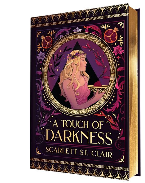 „A Touch of Darkness“ von Scarlett St. Clair. Illustration: Frau mit Blumenkranz, Früchten und goldenen Mustern.