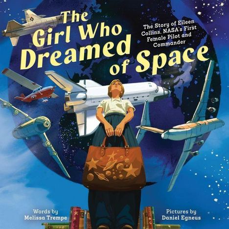 Titel: The Girl Who Dreamed of Space. Illustration eines Mädchens mit Tasche, umgeben von Flugzeugen und einem Raumschiff.